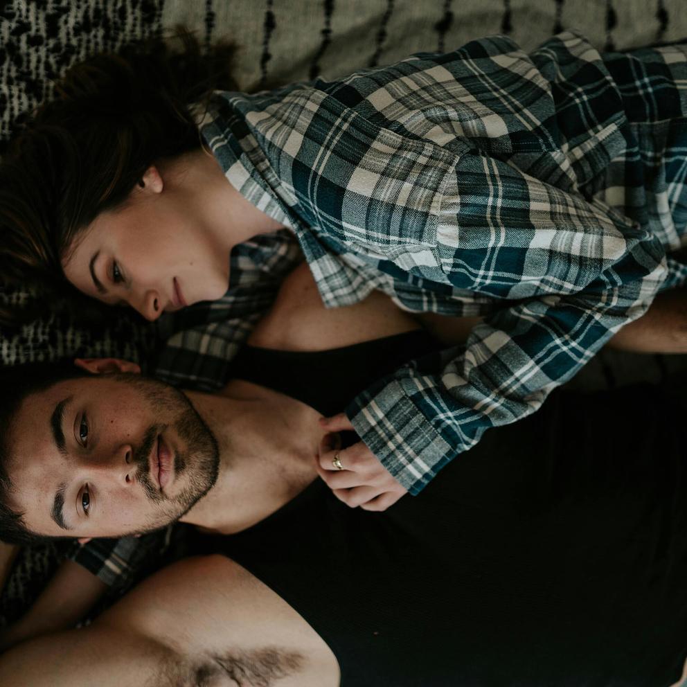 Un couple qui s'est rencontré sur Noulib se donne la main
