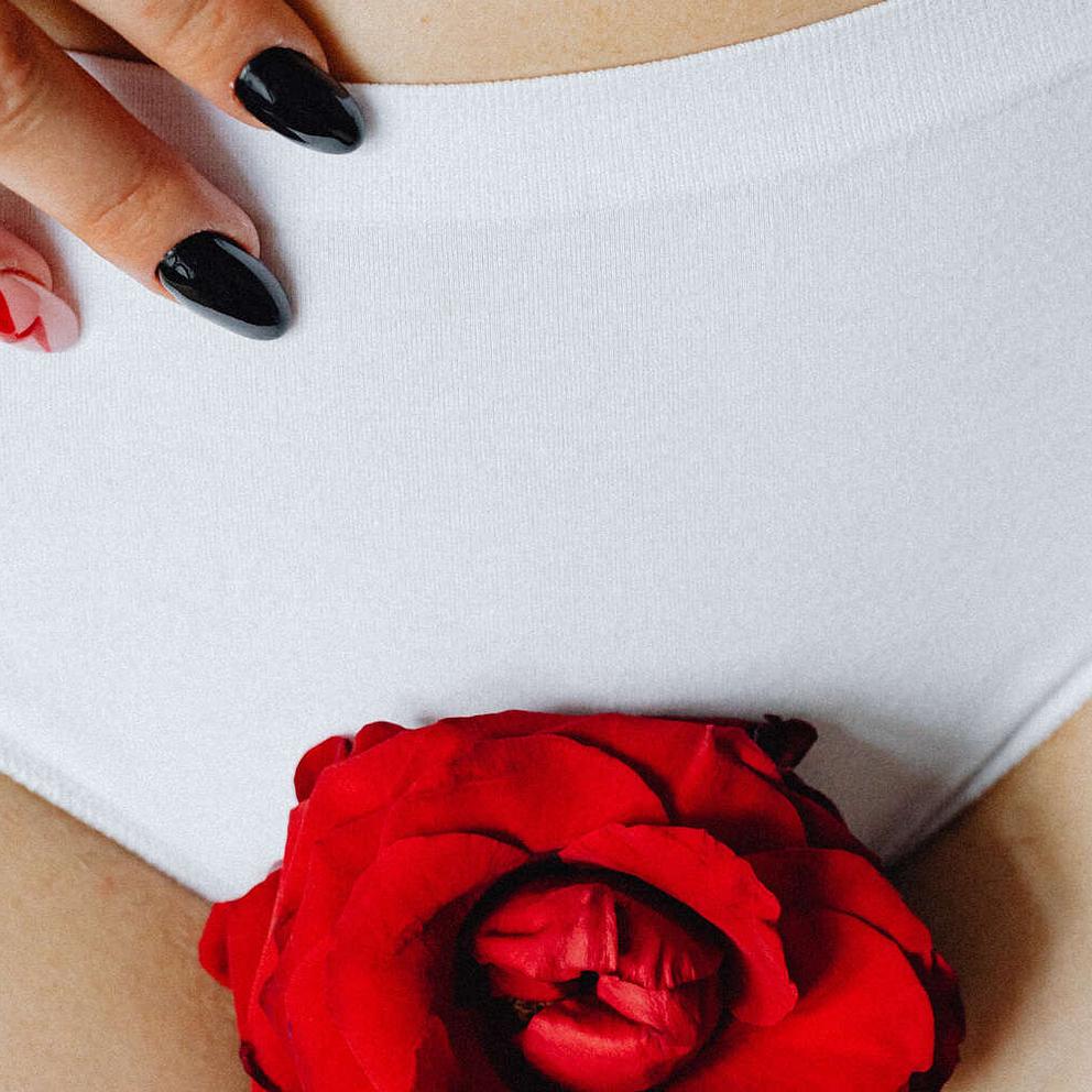 Un couple qui s'est rencontré sur Noulib se donne la main
