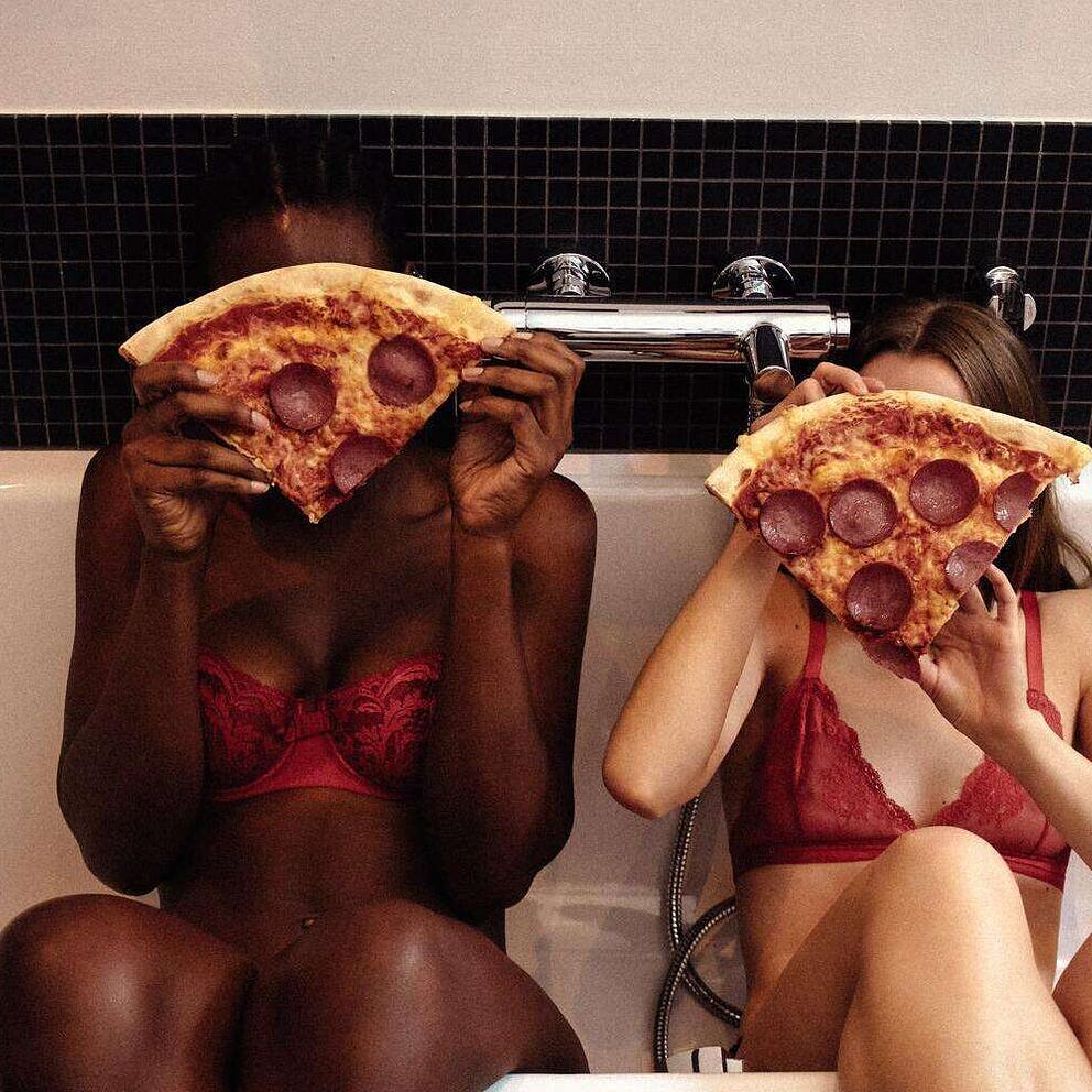 Un couple qui s'est rencontré sur Noulib se donne la main