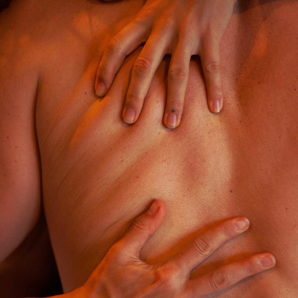 Un couple qui s'est rencontré sur Noulib se donne la main
