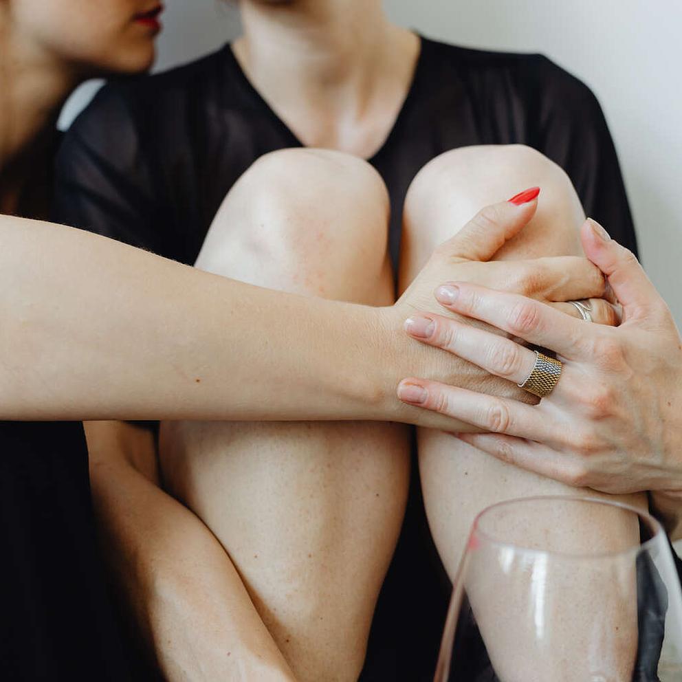 Un couple qui s'est rencontré sur Noulib se donne la main