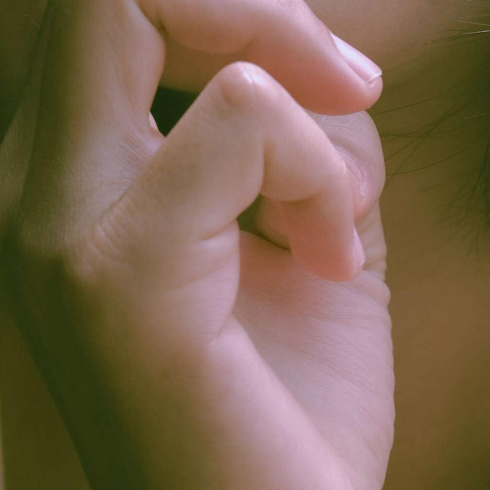 Un couple qui s'est rencontré sur Noulib se donne la main