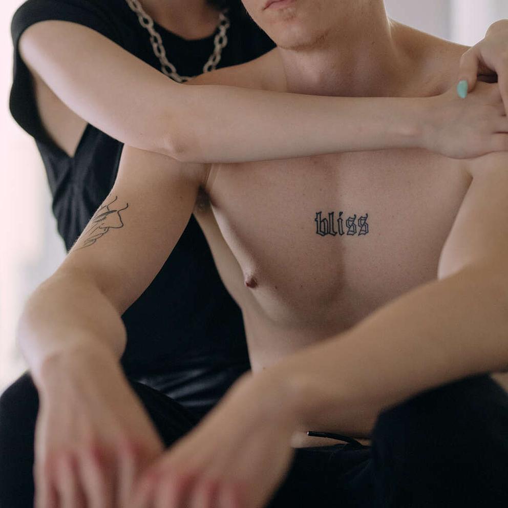 Un couple qui s'est rencontré sur Noulib se donne la main