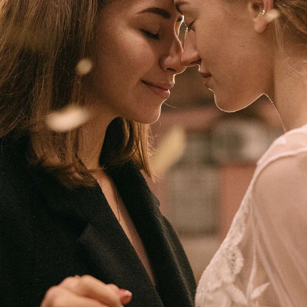 Un couple qui s'est rencontré sur Noulib se donne la main