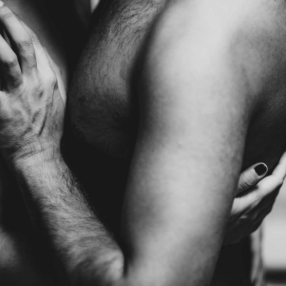 Un couple qui s'est rencontré sur Noulib se donne la main