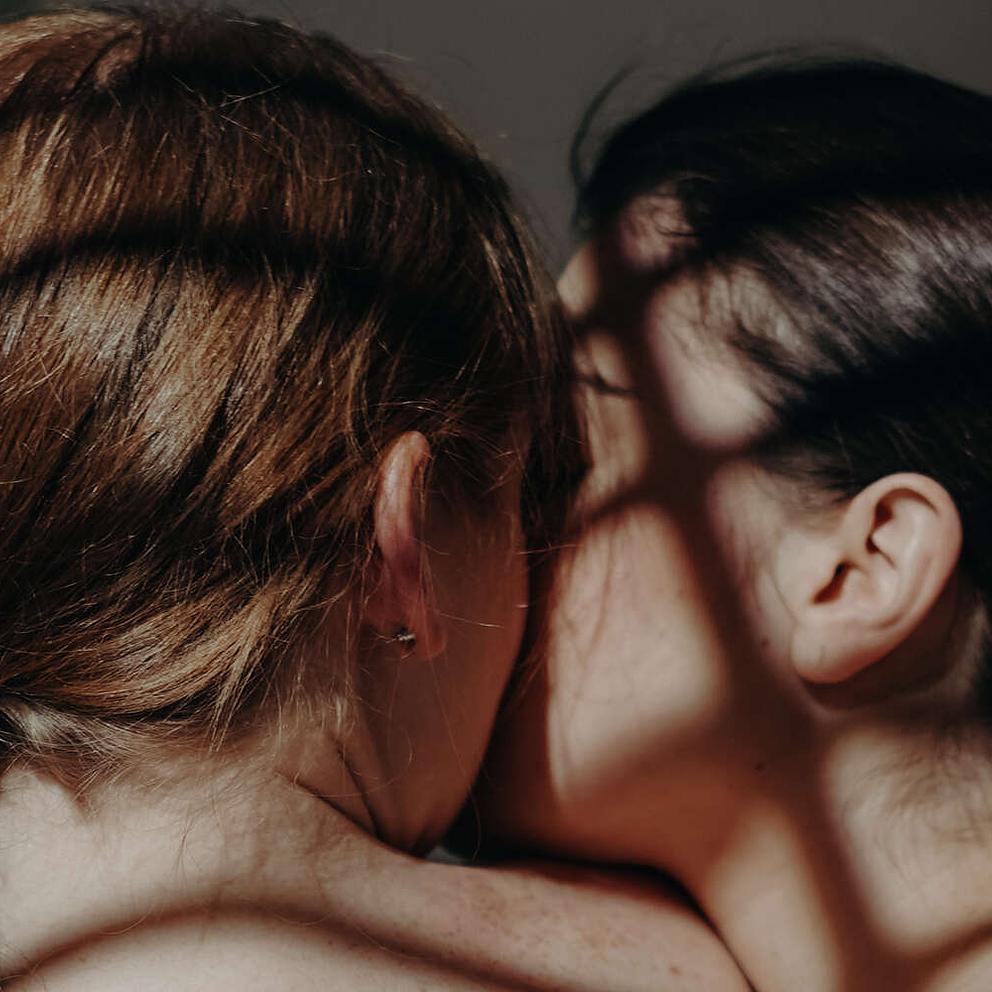 Un couple qui s'est rencontré sur Noulib se donne la main