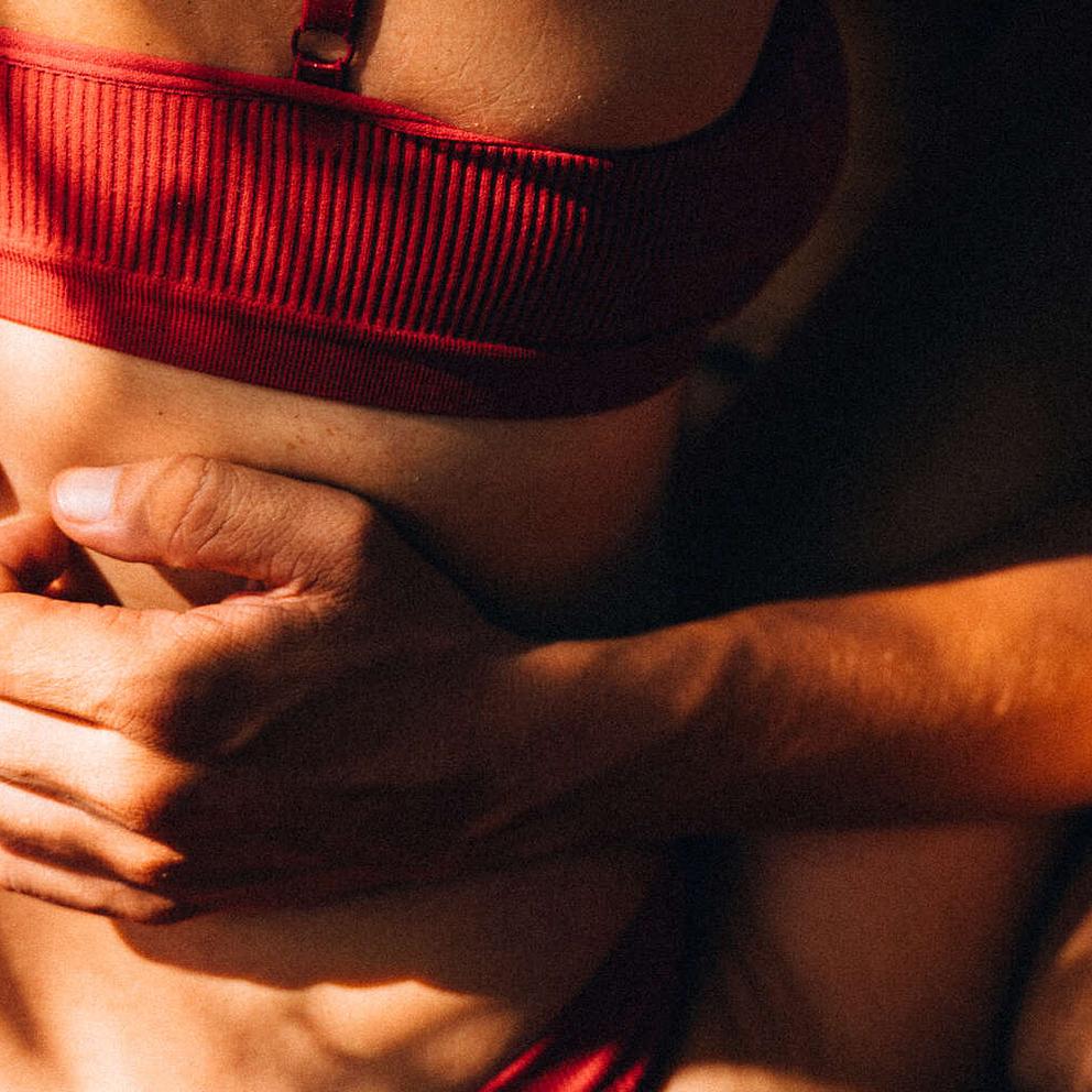 Un couple qui s'est rencontré sur Noulib se donne la main