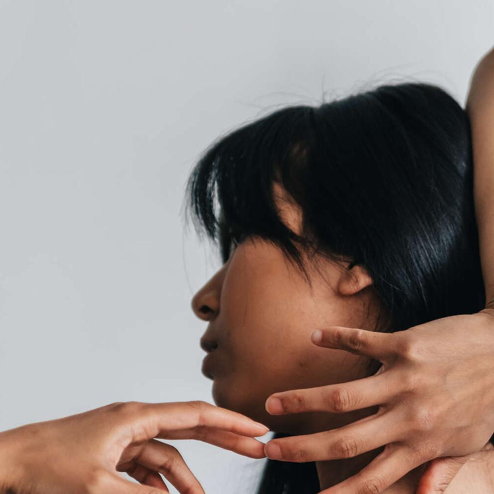 Un couple qui s'est rencontré sur Noulib se donne la main