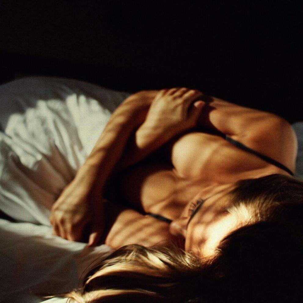 Un couple qui s'est rencontré sur Noulib se donne la main