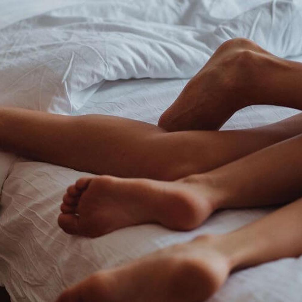 Un couple qui s'est rencontré sur Noulib se donne la main