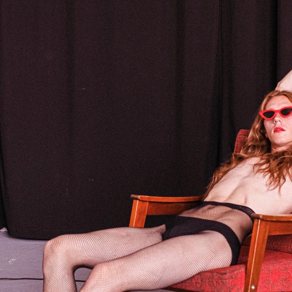 Un couple qui s'est rencontré sur Noulib se donne la main