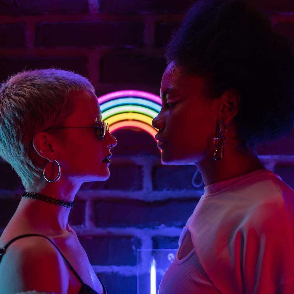 Un couple qui s'est rencontré sur Noulib se donne la main