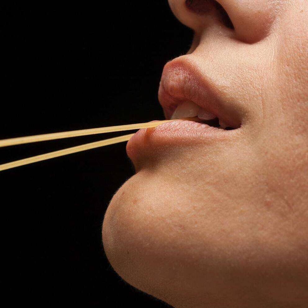 Un couple qui s'est rencontré sur Noulib se donne la main