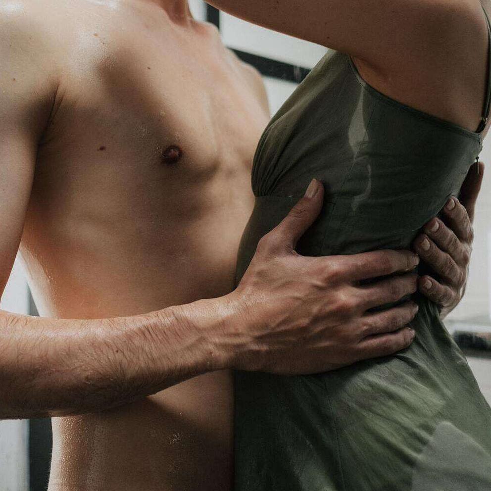 Un couple qui s'est rencontré sur Noulib se donne la main