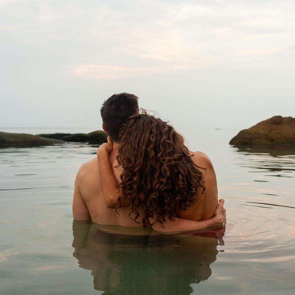 Un couple qui s'est rencontré sur Noulib se donne la main