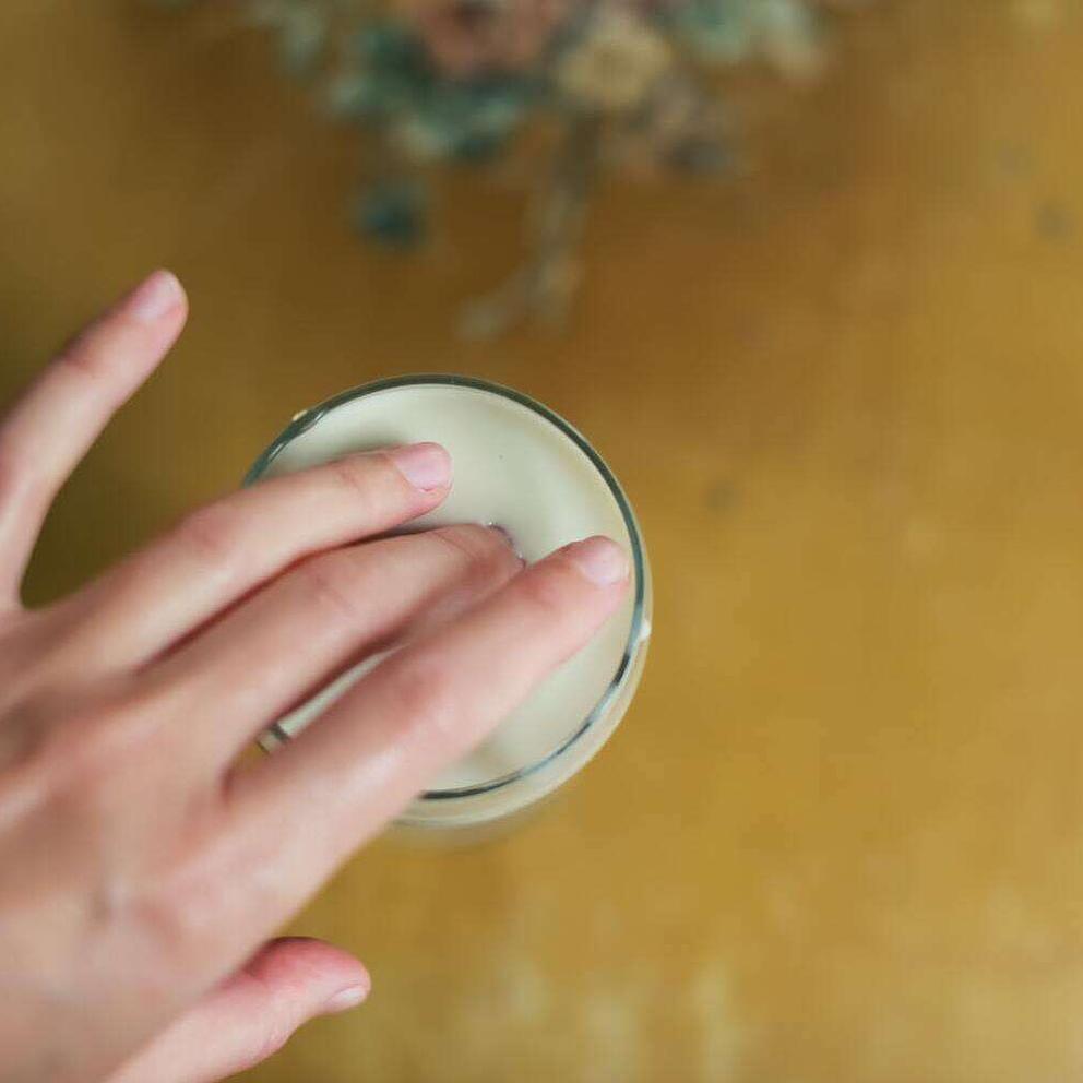 Un couple qui s'est rencontré sur Noulib se donne la main