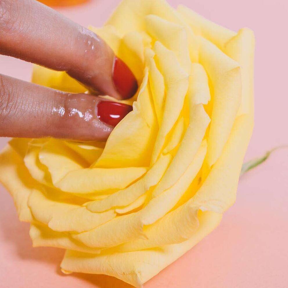 Un couple qui s'est rencontré sur Noulib se donne la main