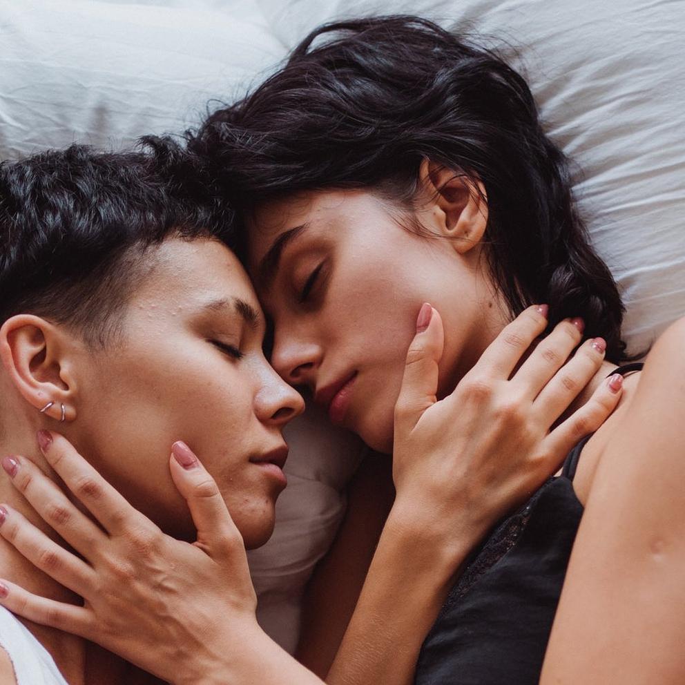 Un couple qui s'est rencontré sur Noulib se donne la main