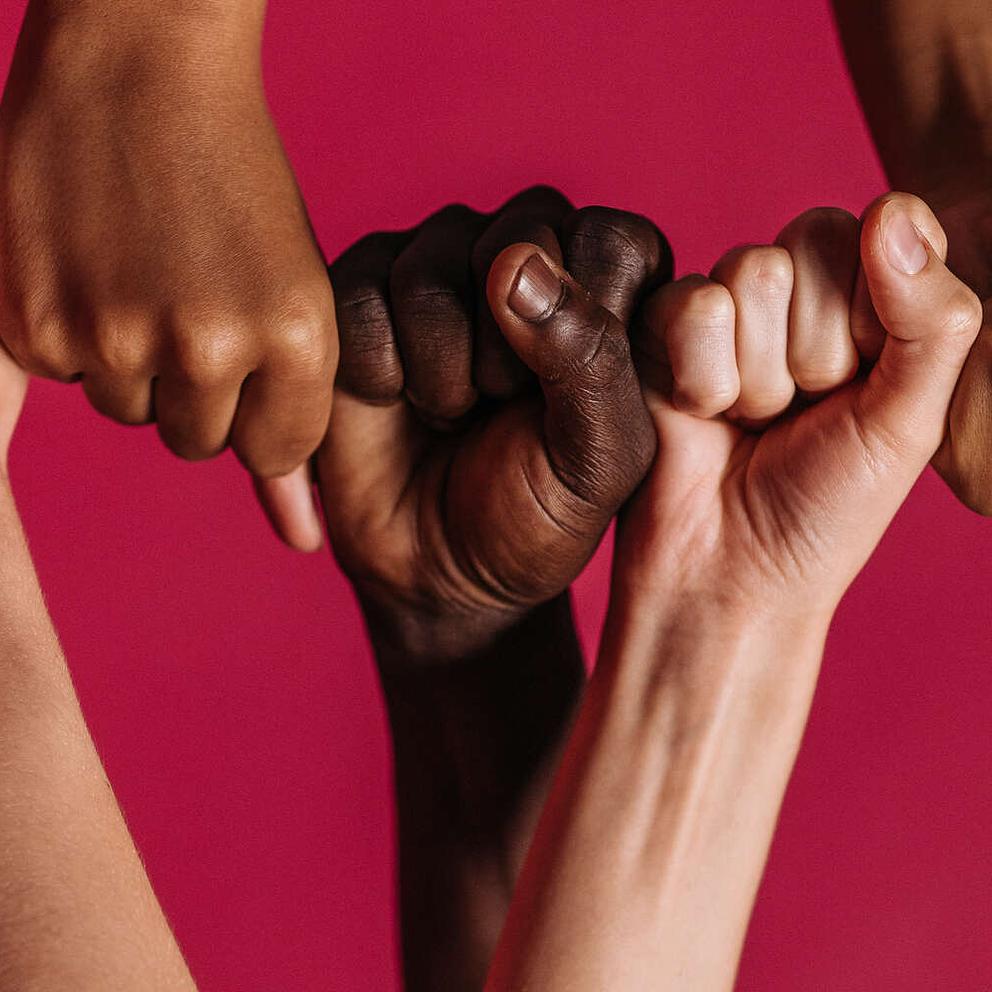 Un couple qui s'est rencontré sur Noulib se donne la main