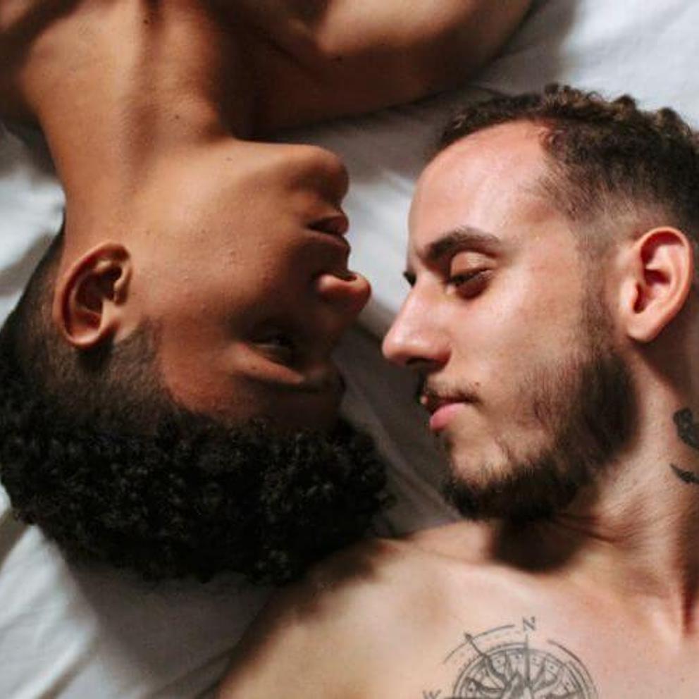 Un couple qui s'est rencontré sur Noulib se donne la main