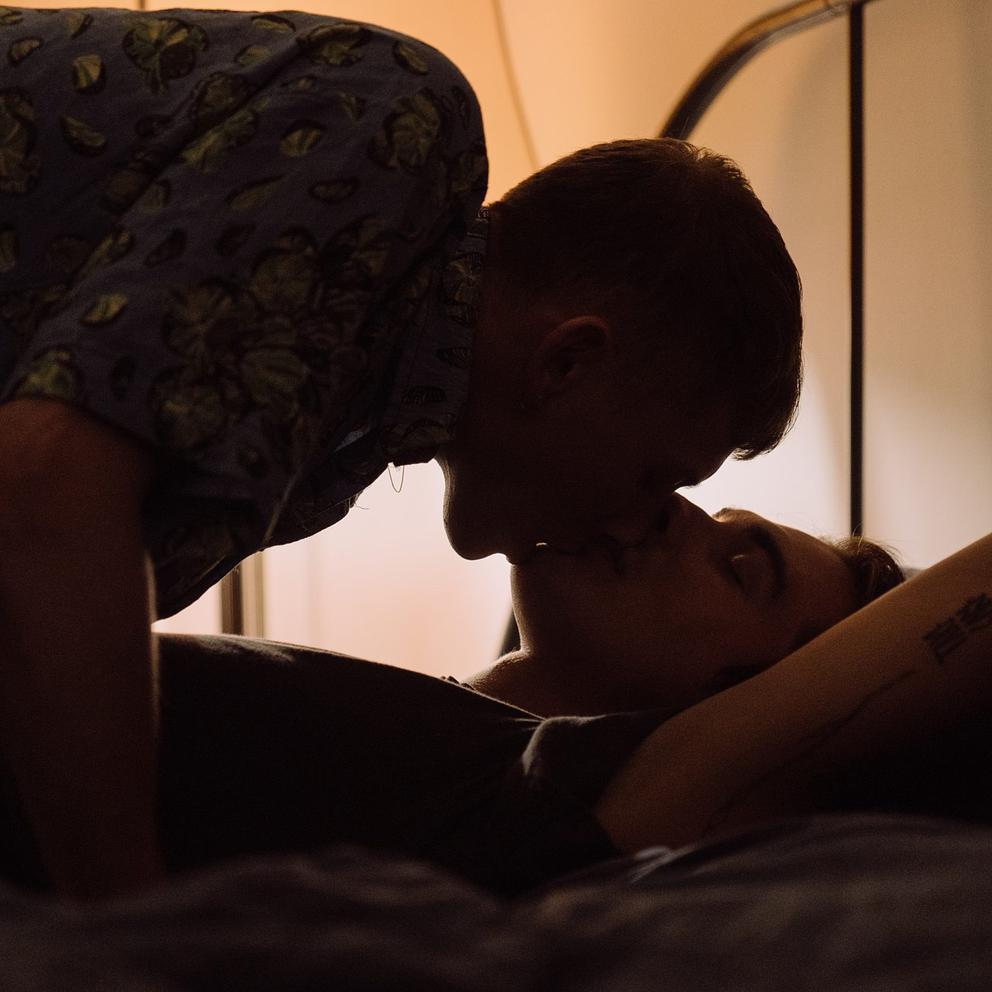 Un couple qui s'est rencontré sur Noulib se donne la main