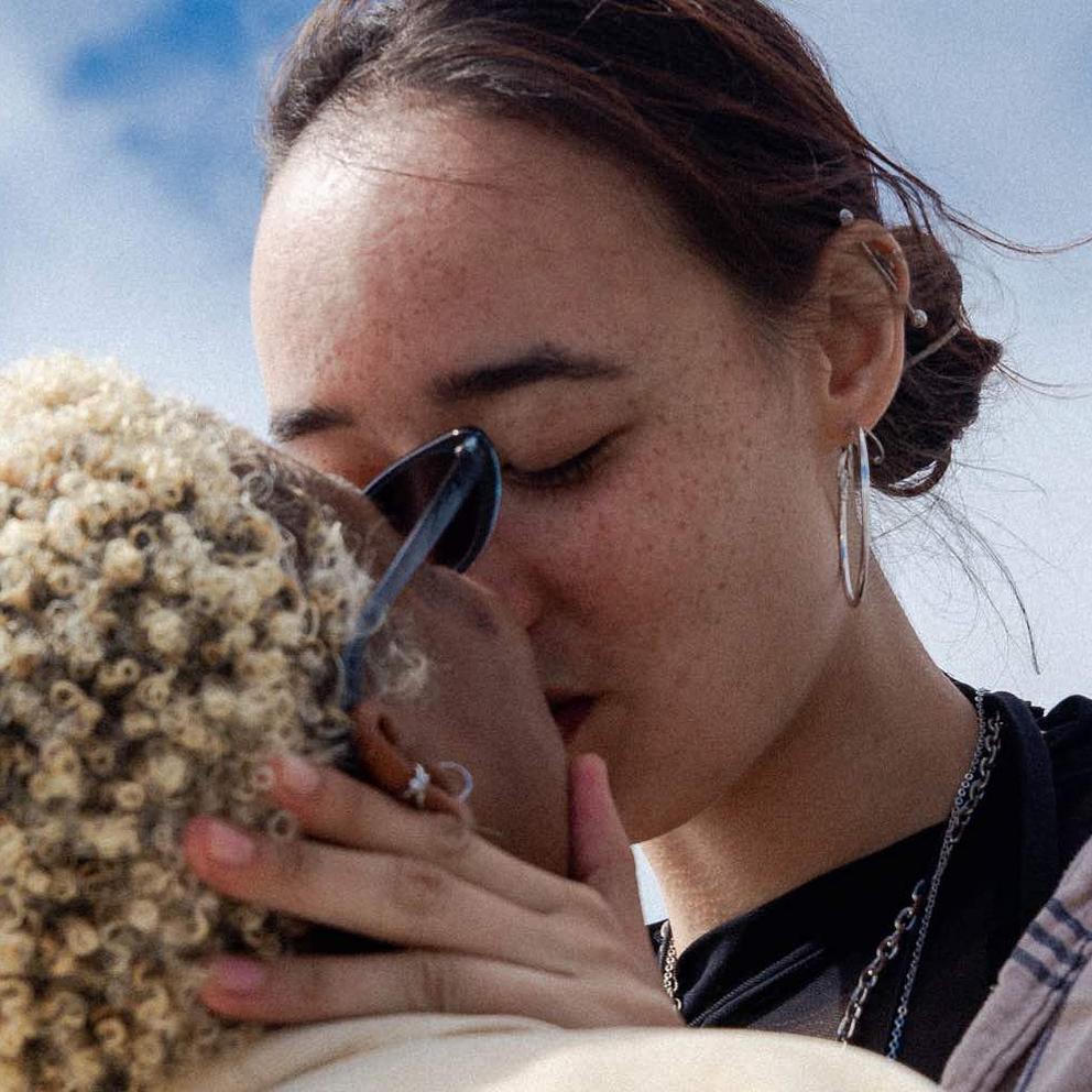 Un couple qui s'est rencontré sur Noulib se donne la main