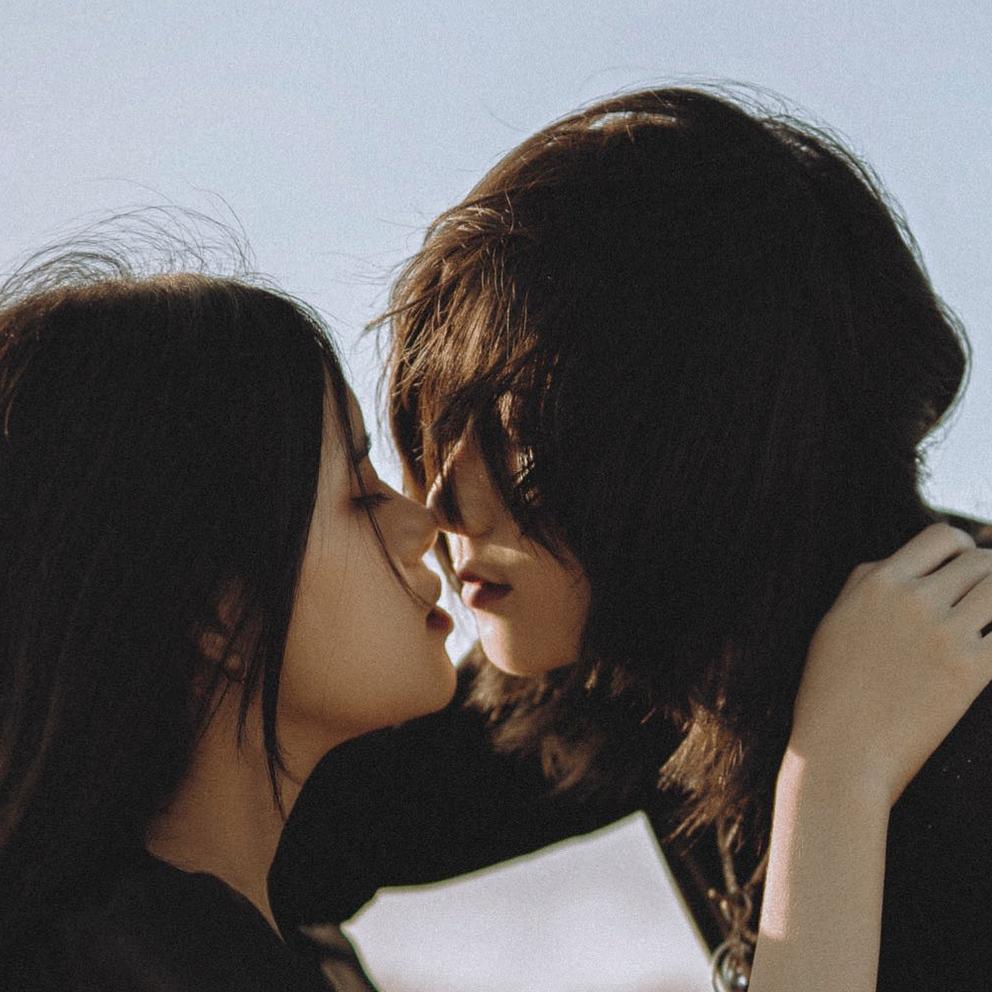 Un couple qui s'est rencontré sur Noulib se donne la main