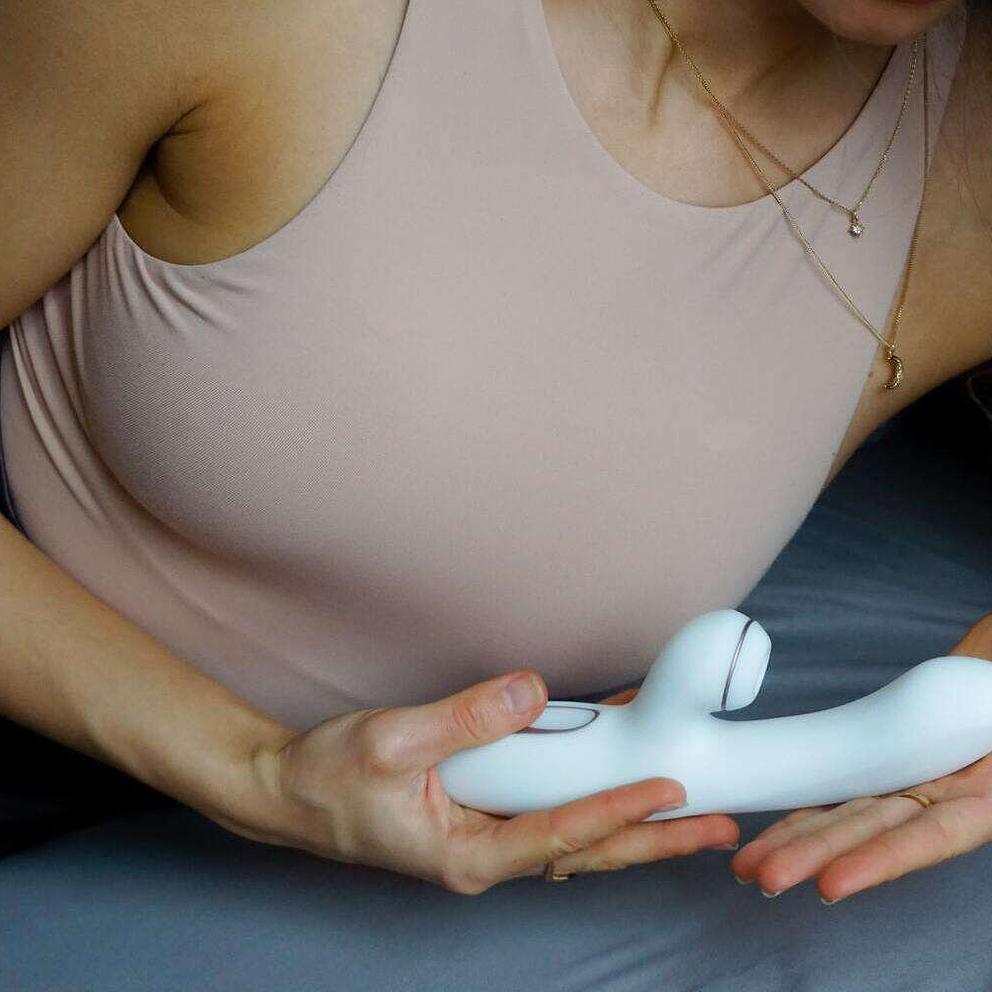 Un couple qui s'est rencontré sur Noulib se donne la main