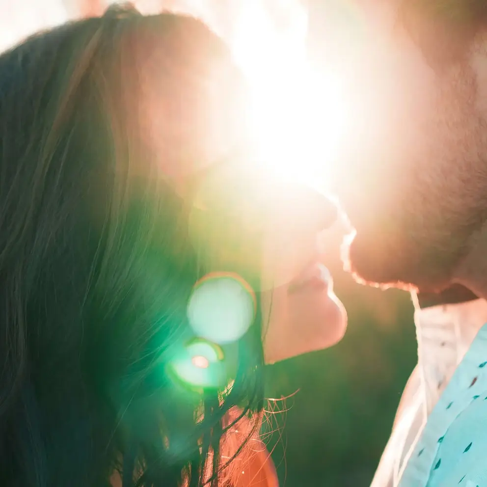 Un couple qui s'est rencontré sur Noulib se donne la main