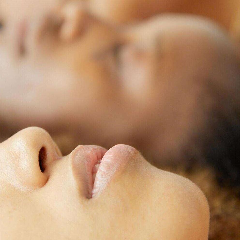 Un couple qui s'est rencontré sur Noulib se donne la main