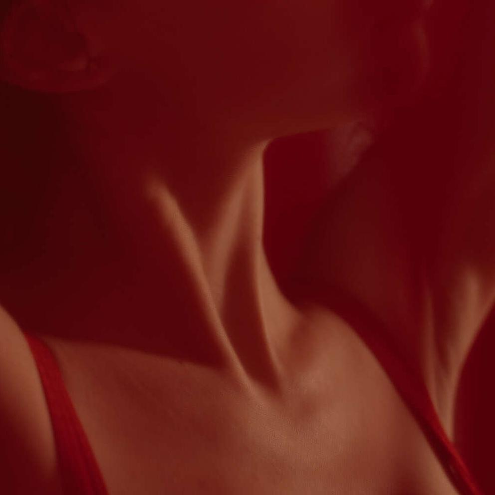 Un couple qui s'est rencontré sur Noulib se donne la main