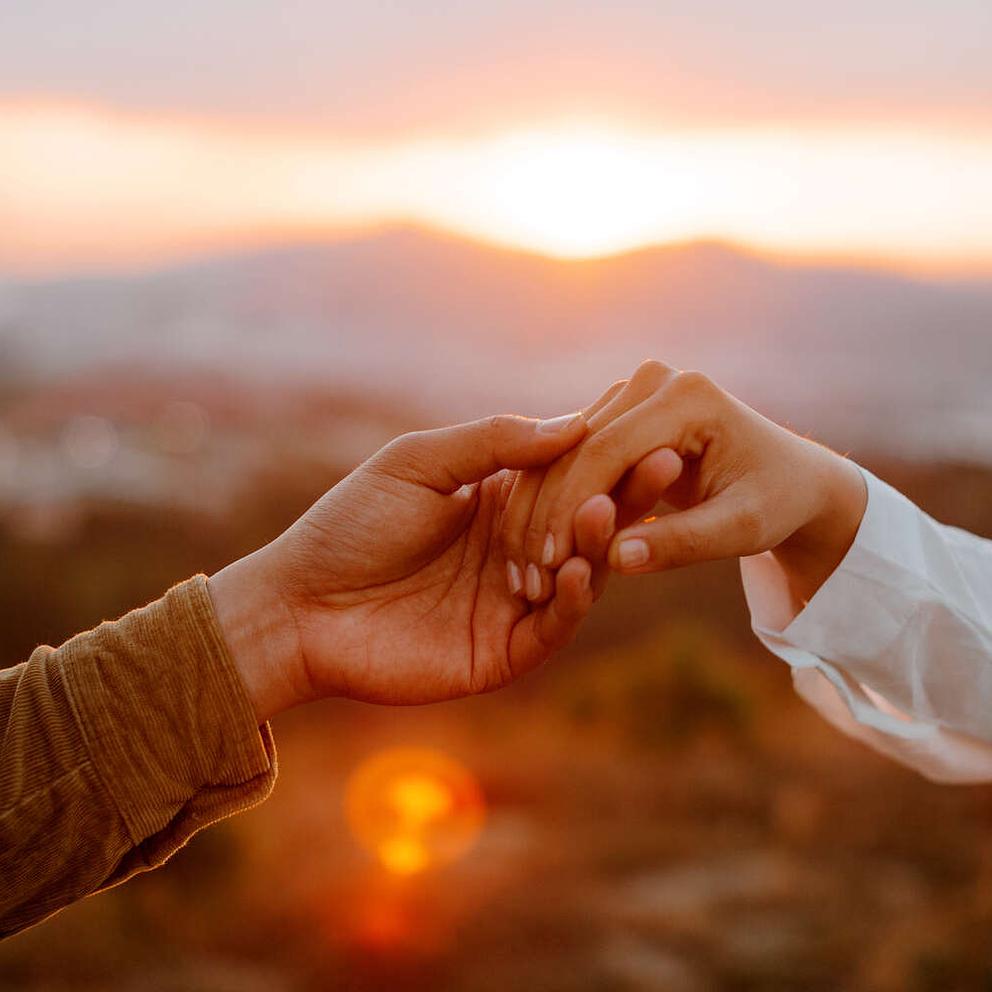 Un couple qui s'est rencontré sur Noulib se donne la main