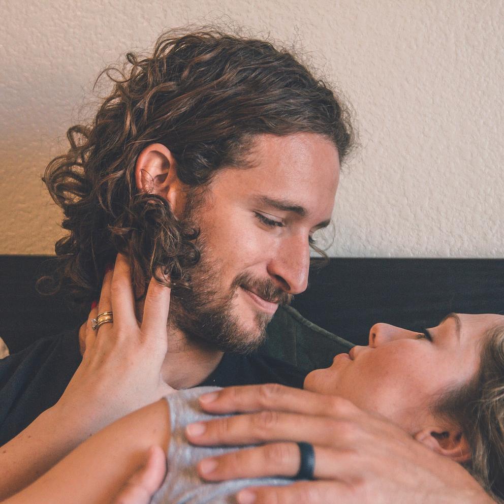 Un couple qui s'est rencontré sur Noulib se donne la main