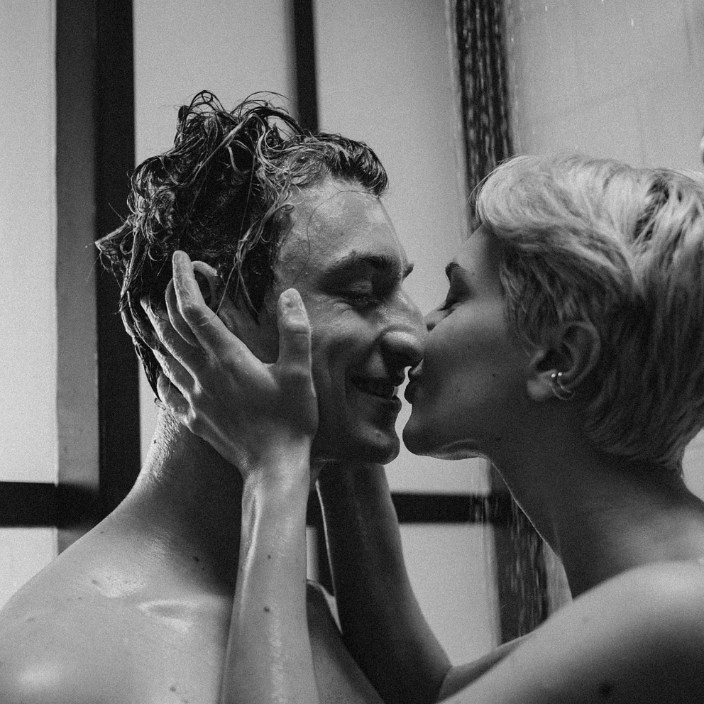Un couple qui s'est rencontré sur Noulib se donne la main