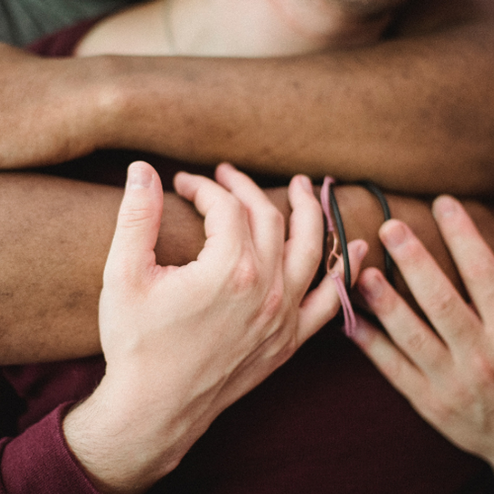 Un couple qui s'est rencontré sur Noulib se donne la main