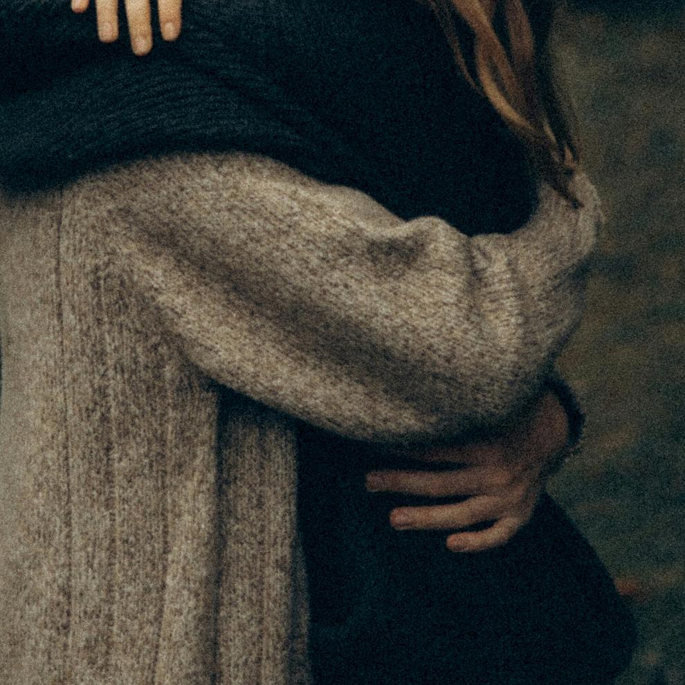 Un couple qui s'est rencontré sur Noulib se donne la main