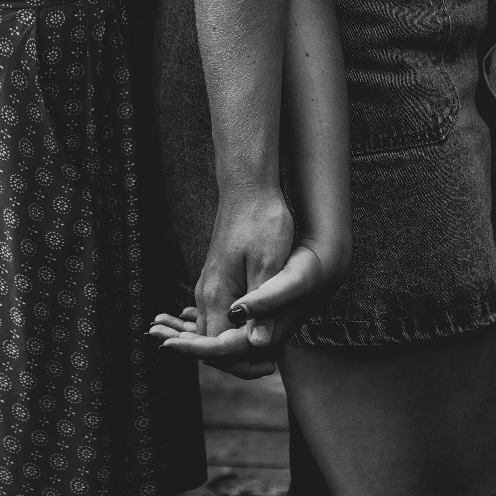 Un couple qui s'est rencontré sur Noulib se donne la main