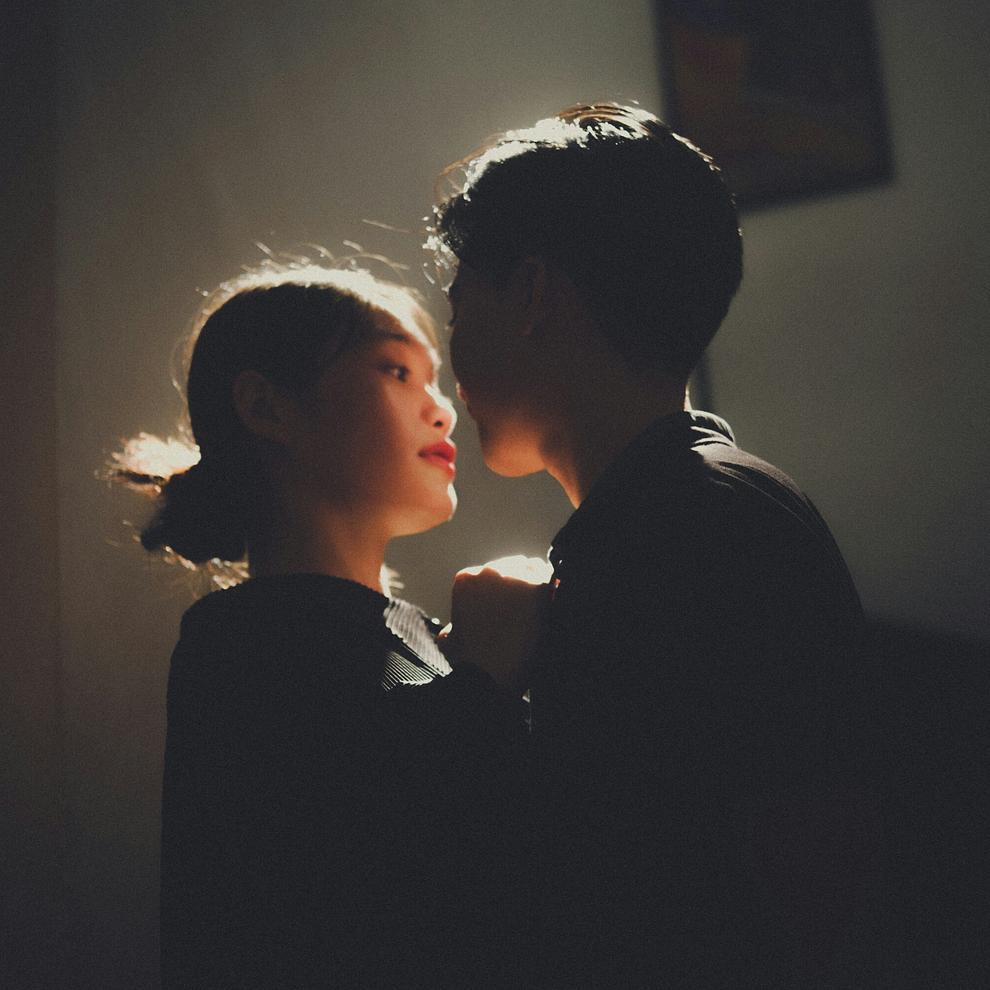Un couple qui s'est rencontré sur Noulib se donne la main