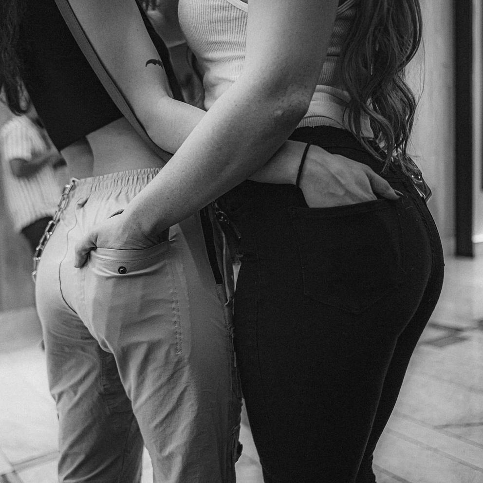 Un couple qui s'est rencontré sur Noulib se donne la main
