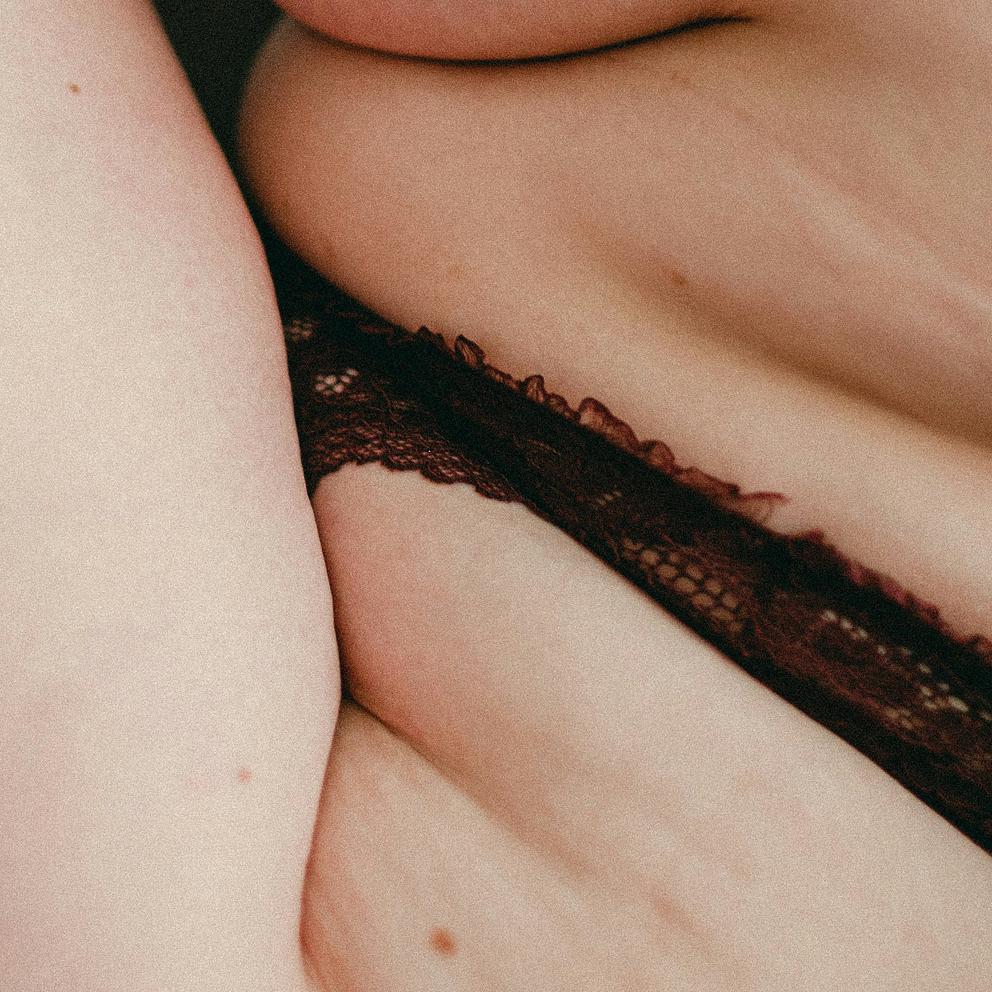 Un couple qui s'est rencontré sur Noulib se donne la main