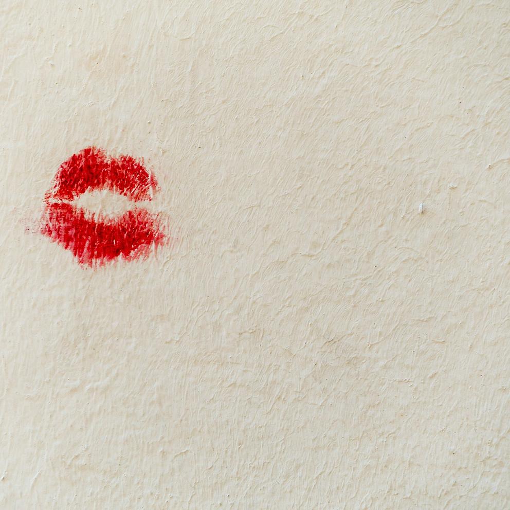 Un couple qui s'est rencontré sur Noulib se donne la main
