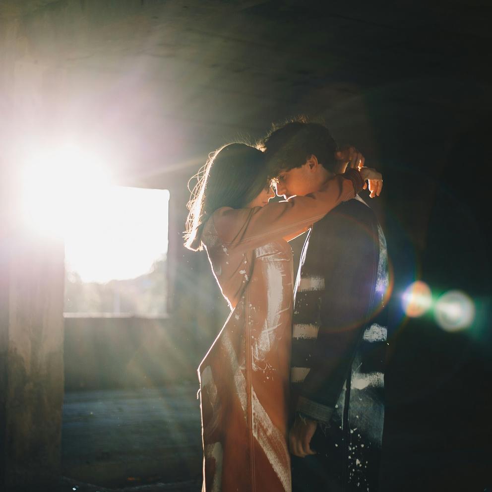 Un couple qui s'est rencontré sur Noulib se donne la main