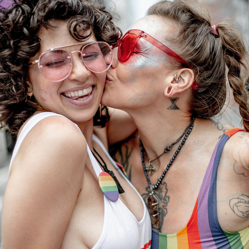 Un couple qui s'est rencontré sur Noulib se donne la main